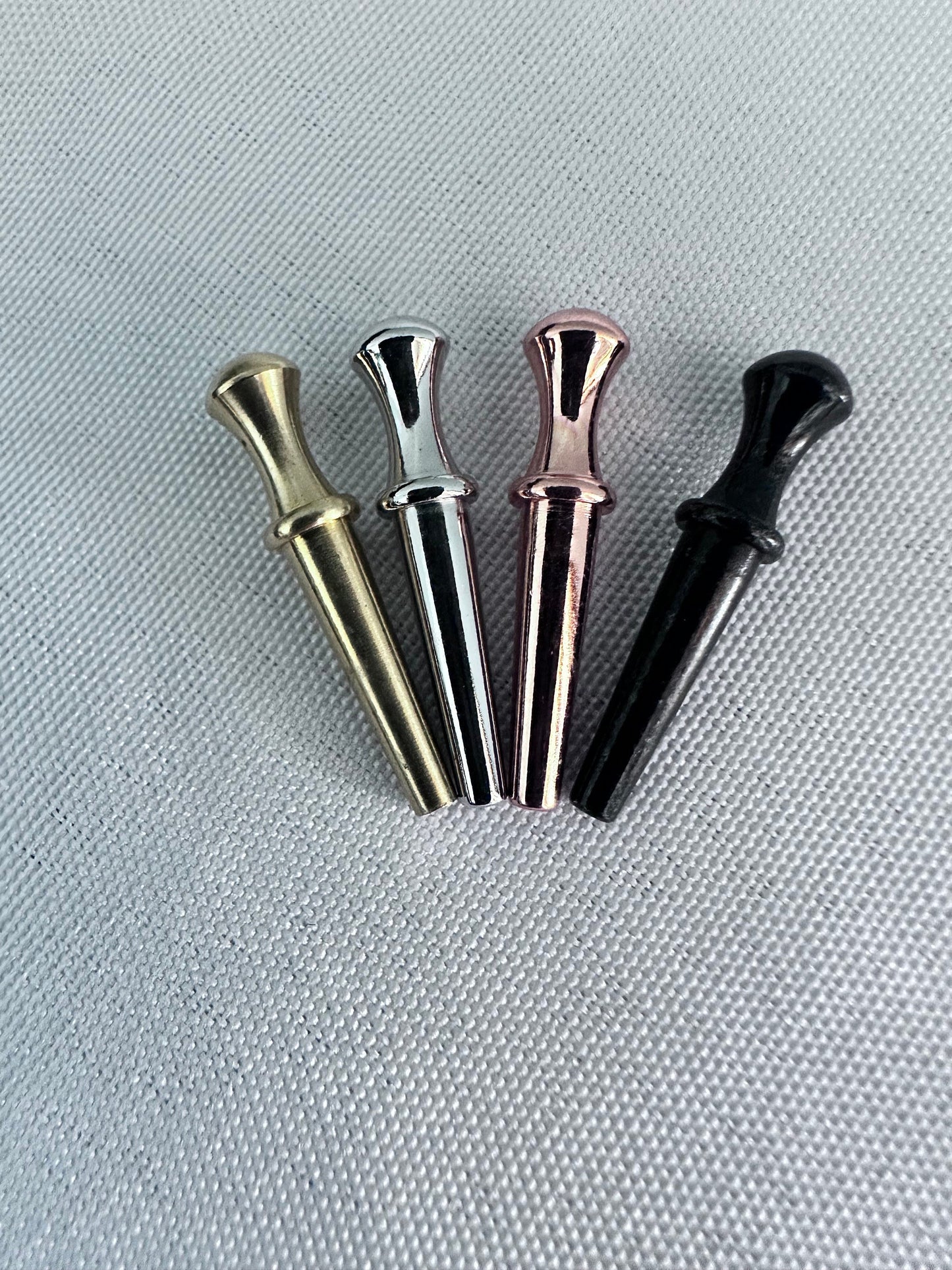 Metal pegs in black, silver, rose gold and gold.